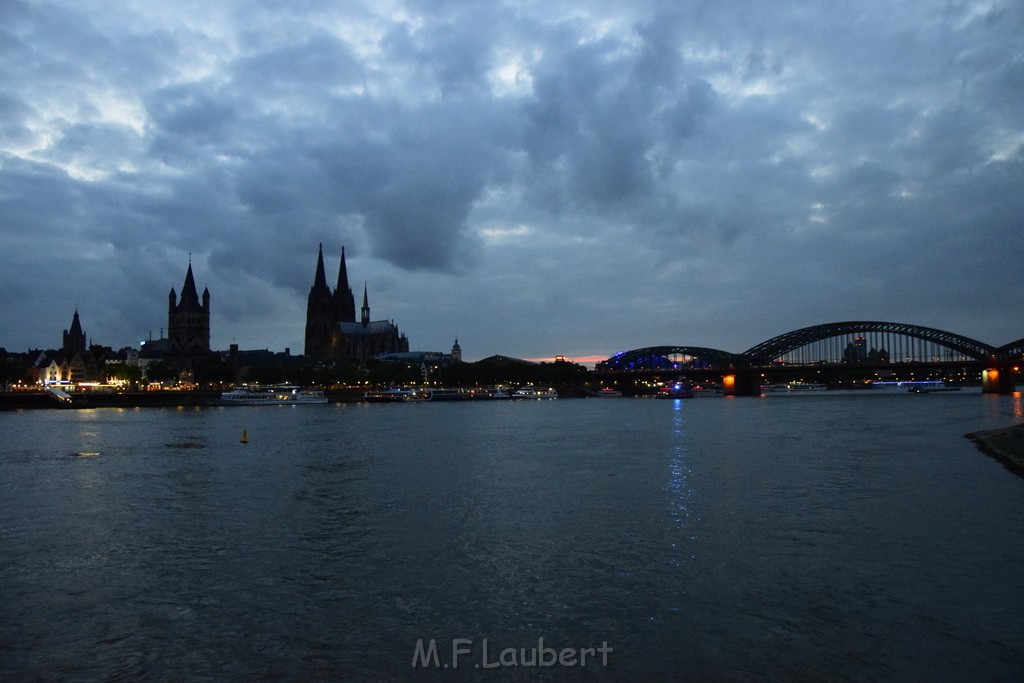 Hilfe Schiff Koeln Hoehe Kranhaeuser Schiff Rich Hafen Koeln Muelheim P18.JPG - Miklos Laubert